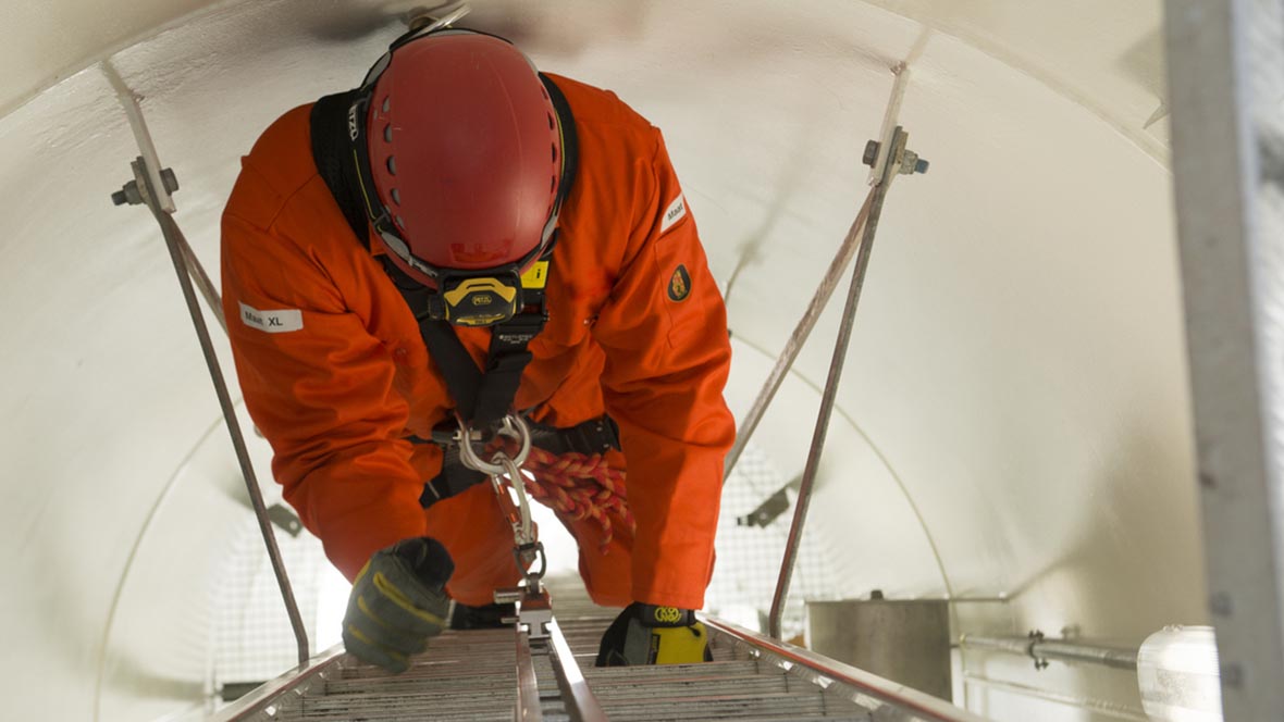 Medarbejder træner sikkerhed inde i en vindmølle hos RelyOn Nutecs træningscenter i Holland