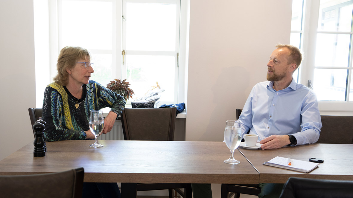 Medejer af Restaurant Atterdag Birthe Jensen taler med Jens Damgaard