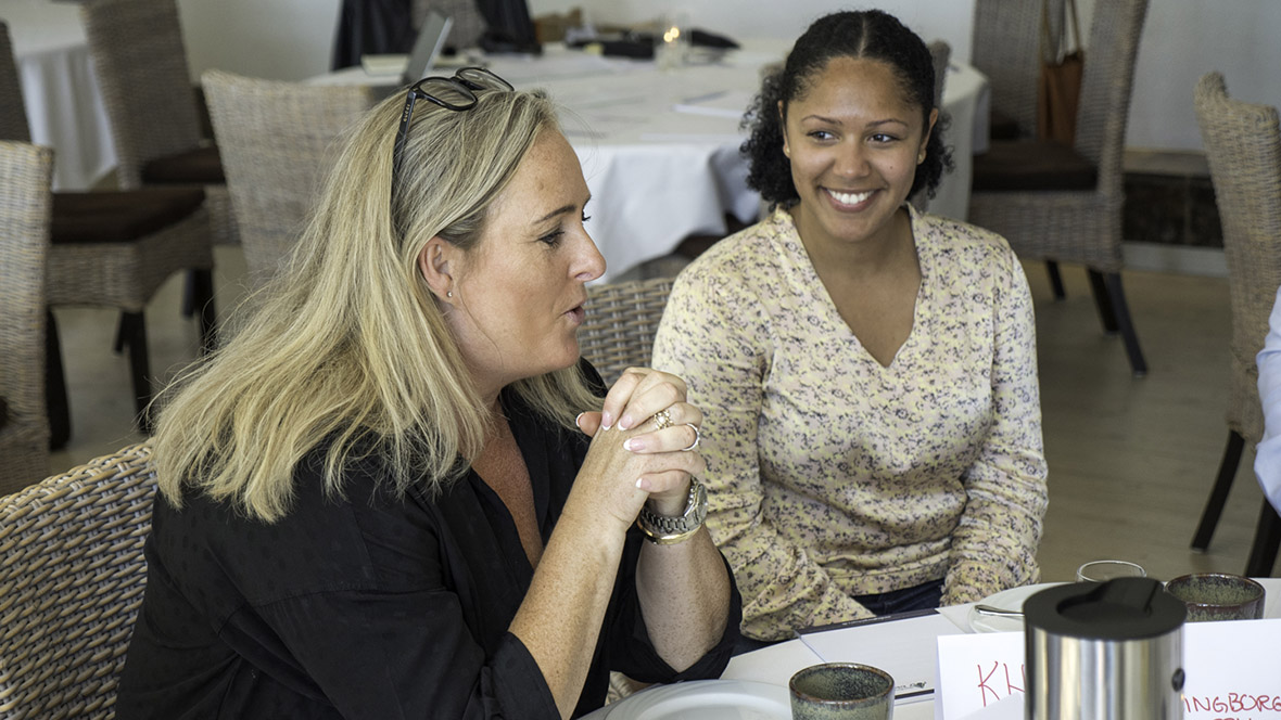 Projektmedarbejder Khady Kristensen i dialog med Charlotte Bagge Hansen fra butikken Moshroom 