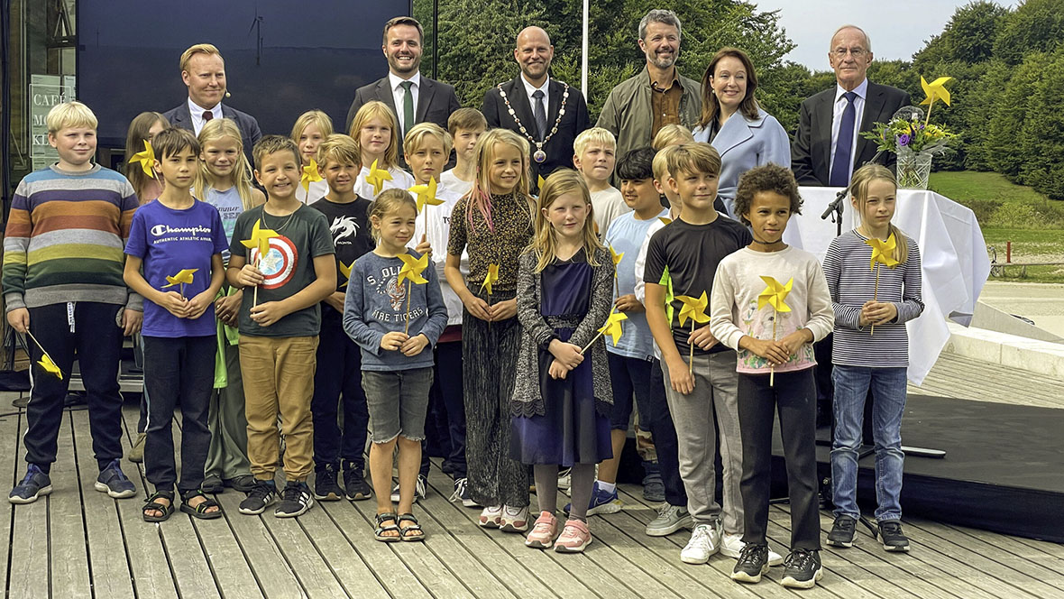 Mikael Smed, Simon Kollerup og hans kongelige højhed Kronprins Frederik indvier sammen med en skoleklasse Kriegers Flak vindmøllepark