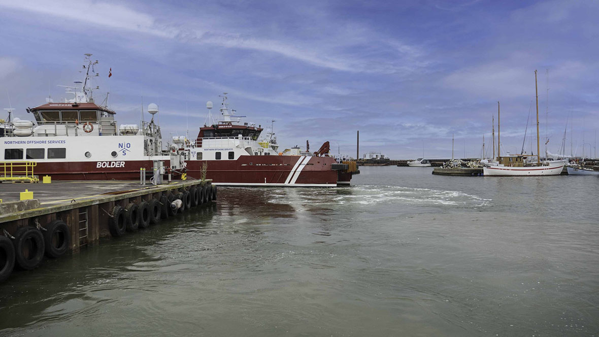 CTV ligger til kaj ved Klintholm Havn på Møn og er klar til at sejle mandskab ud til havvindmøllerne
