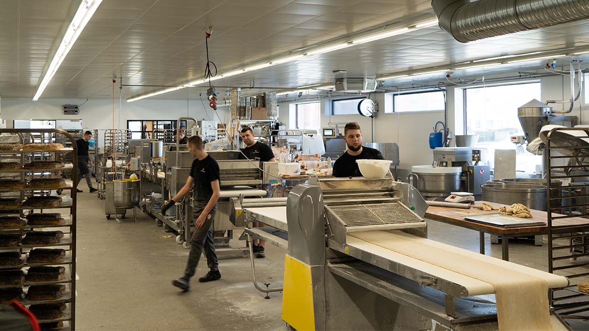 Konditorbager nye maskiner til stor produktion af brød