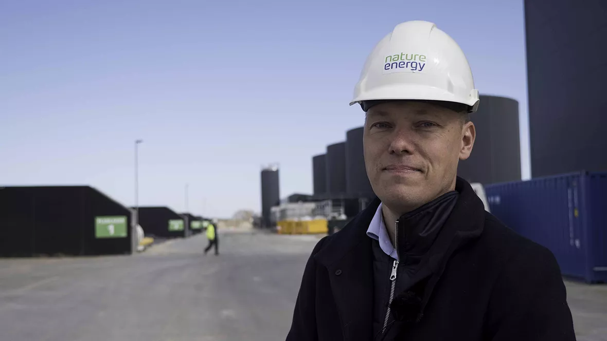 Jesper Bundgaard fra Nature Energy står foran siloerne ved biogasanlæget i Køng