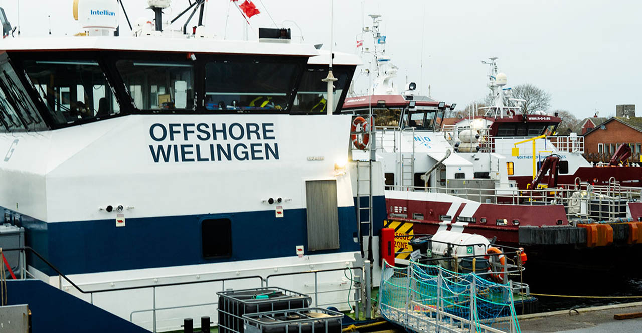 Klintholm-Havn-i-Januar_redi Offshore Wielingen ligger til kaj ved Klintholm Havn