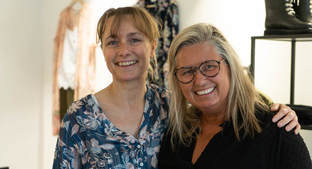 Indehaver af tøjbutikken Nordic Møn Kathe Jørgensen sammen med Citymanager Tina Olsen
