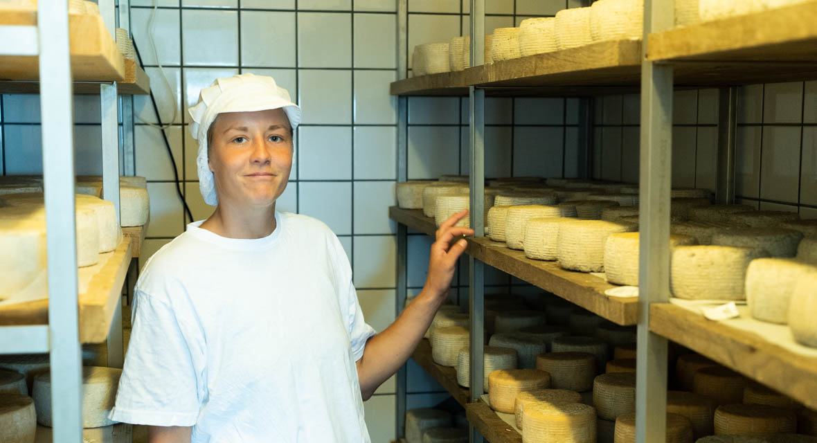 Emilie Damgaard foran oste i Hårbølle Mejeri