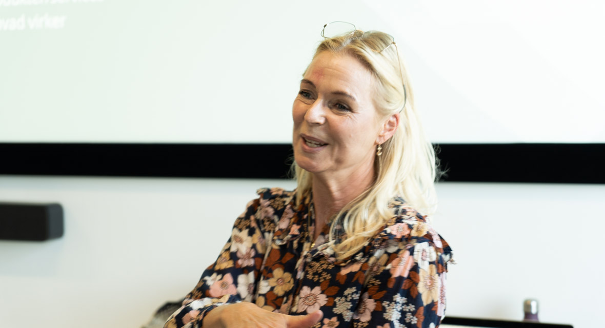 I en netop afholdt SoMe workshop sidder Katrine Venke og forklarer om at konvertere følgere til kunder.