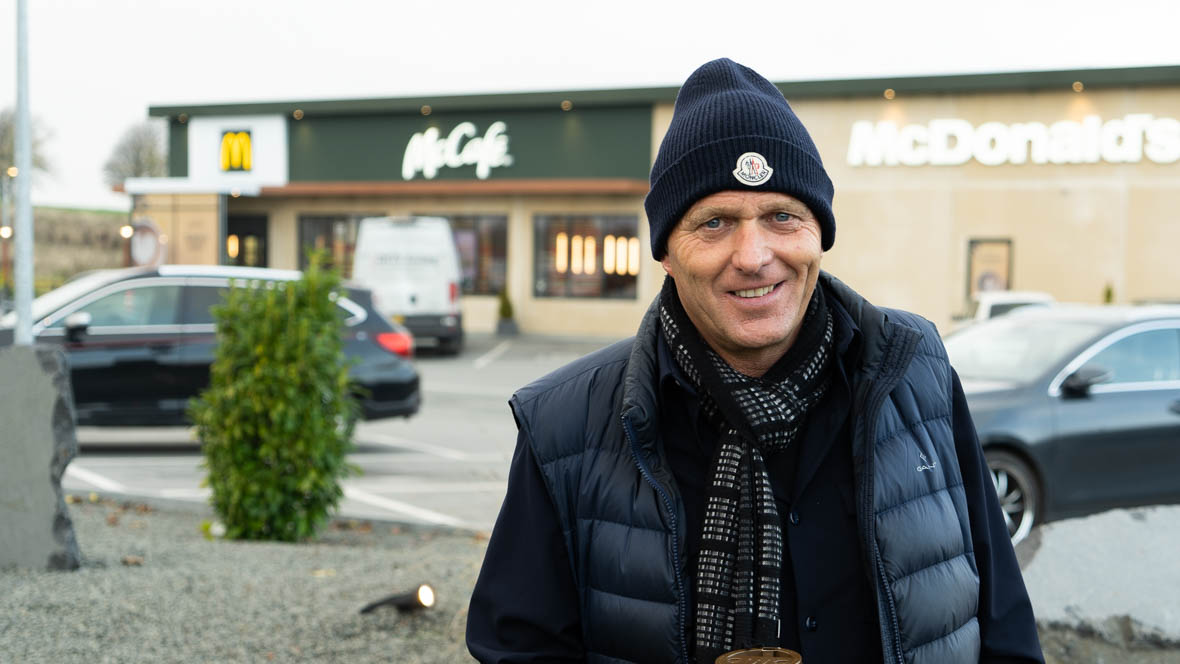 Indehaver McDonalds i Vordingborg Claus Strand står foran sin restaurant