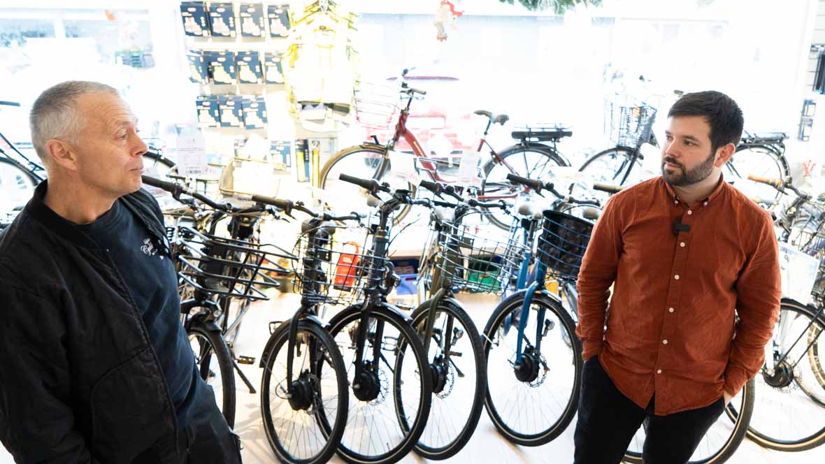 Indehaver af Lykke Cykler og energirådgiver Louis Jacobi til energitjek hos cykelforhandleren