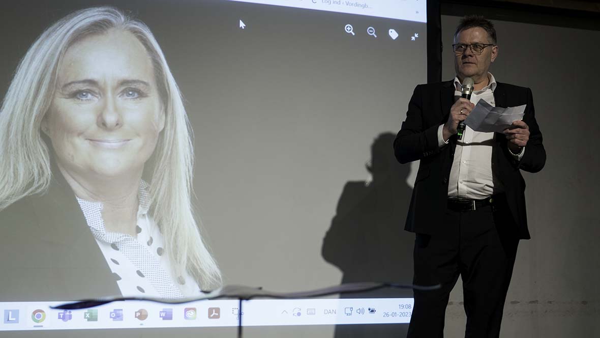 Finn Pedersen Lollands Bank uddeler Overraskelsesprisen 2022 til Charlotte Bagge Hansen