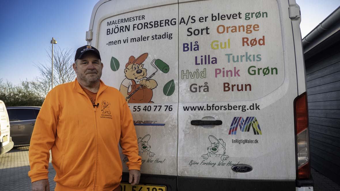 Malermester Björn Forsberg foran en af sine mange firmabiler