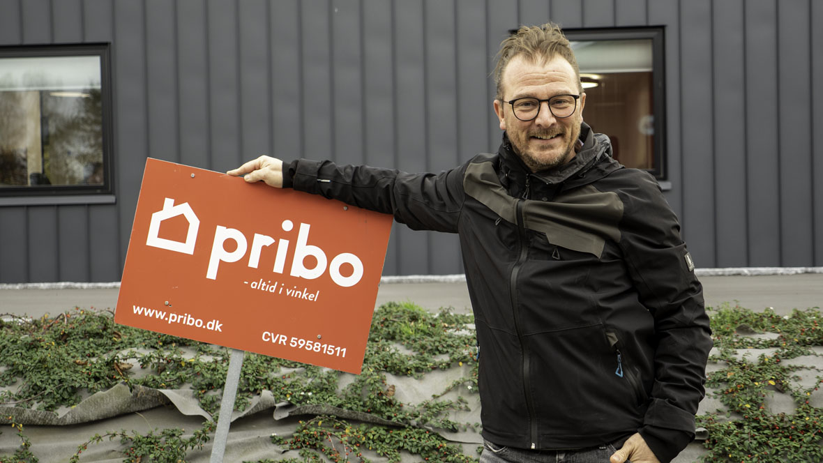 Tømrermester og medejer Rasmus Kristiansen taler om Frederik Henriksen, som er lærling hos Pribo